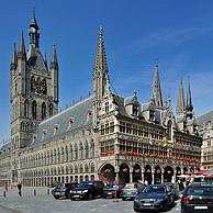 De Grote Markt met Lakenhalle en Belfort te Ieper, België
